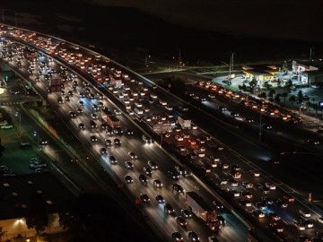 Coches en una carretera de noche