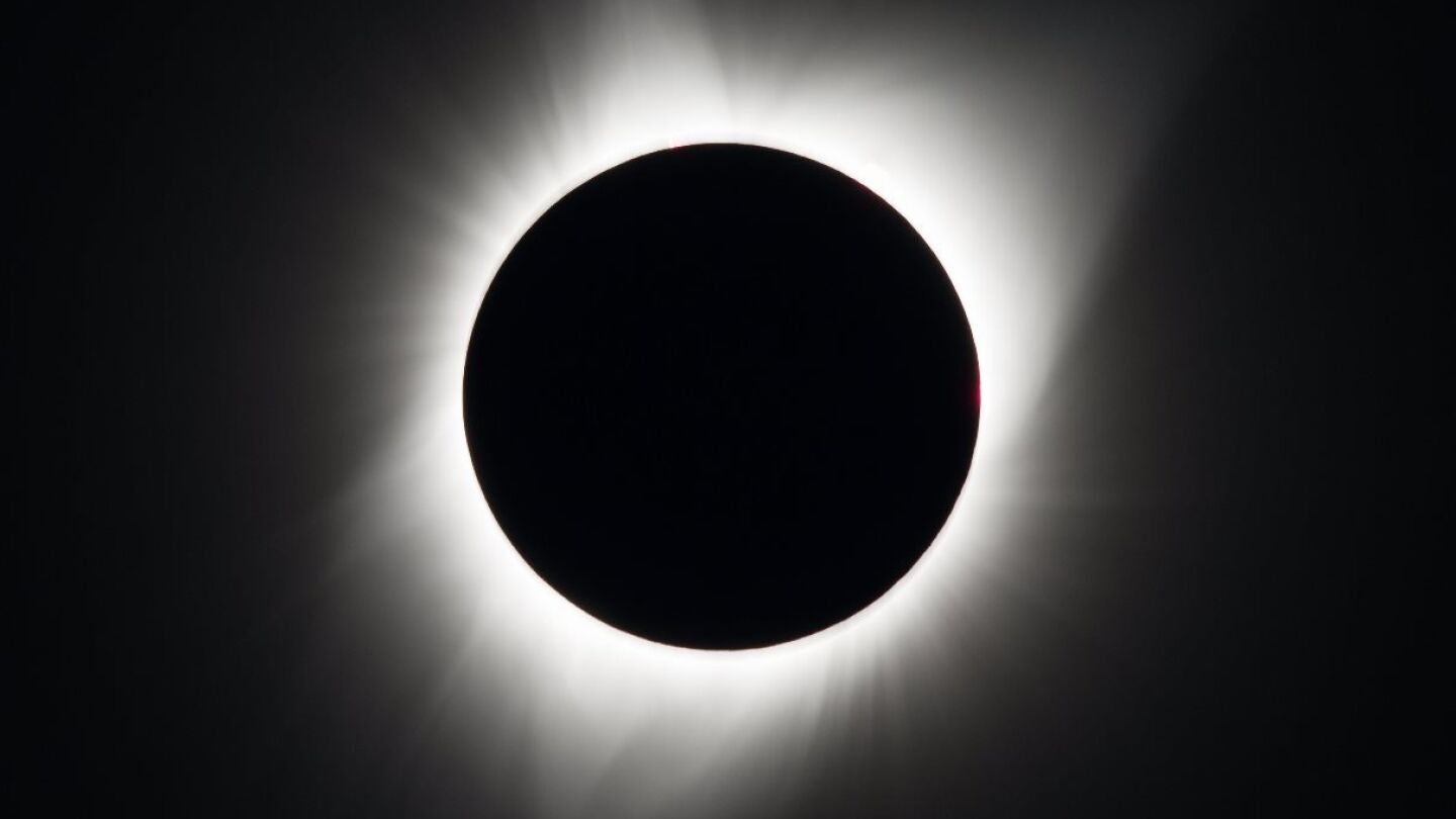 Fotograf&iacute;a que muestra el eclipse solar total visto desde Madras, Oregon
