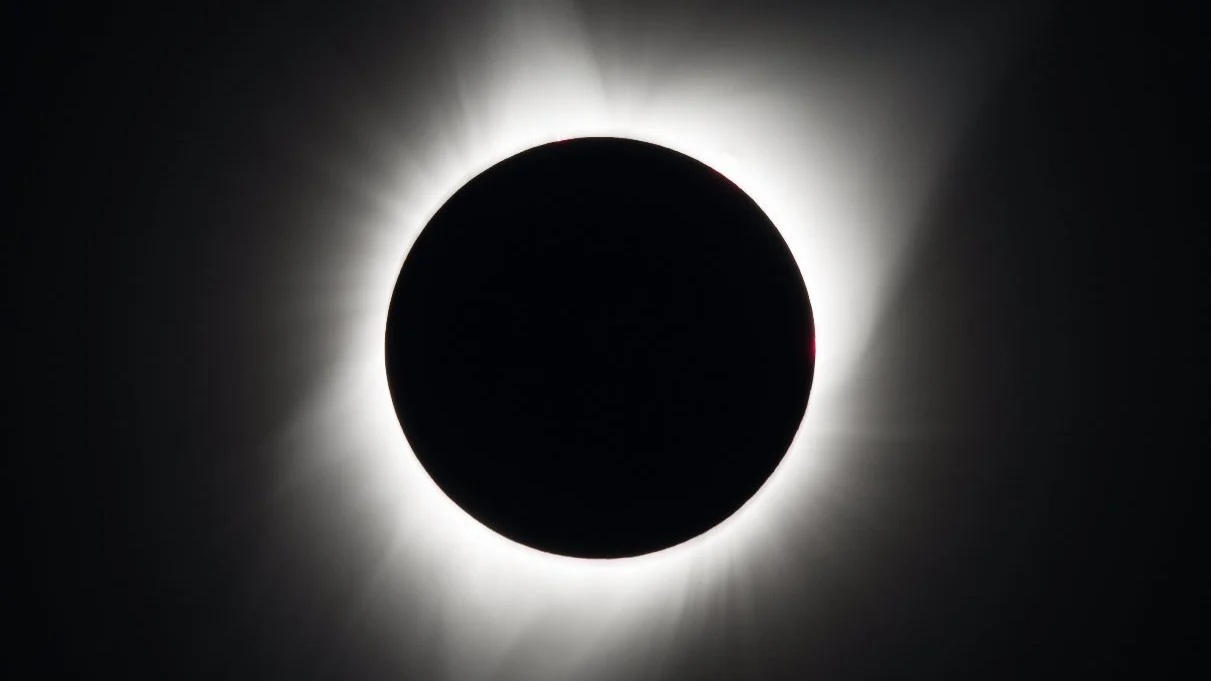 Fotografía que muestra el eclipse solar total visto desde Madras, Oregon