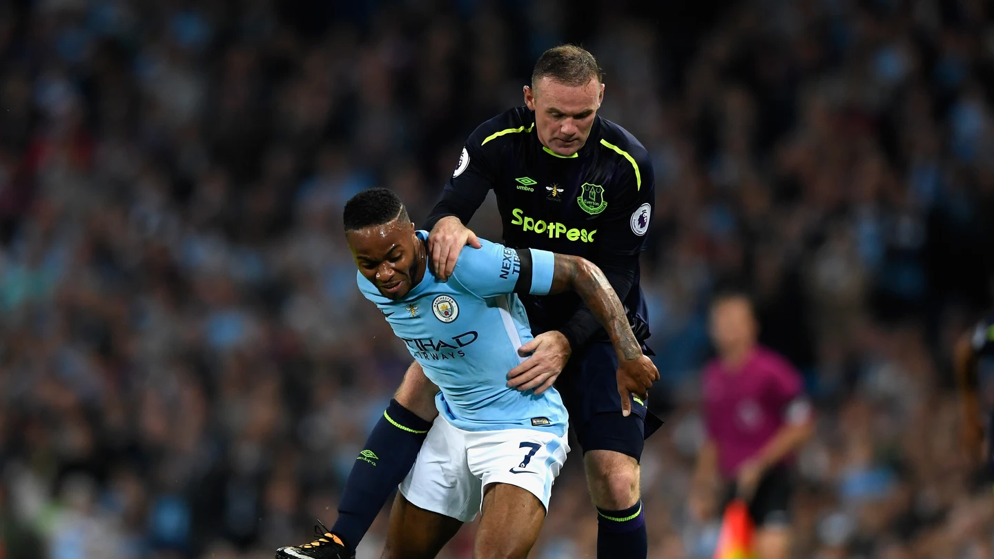 Sterling protege el balón ante Wayne Rooney Sterling protege el balón ante Wayne Rooney