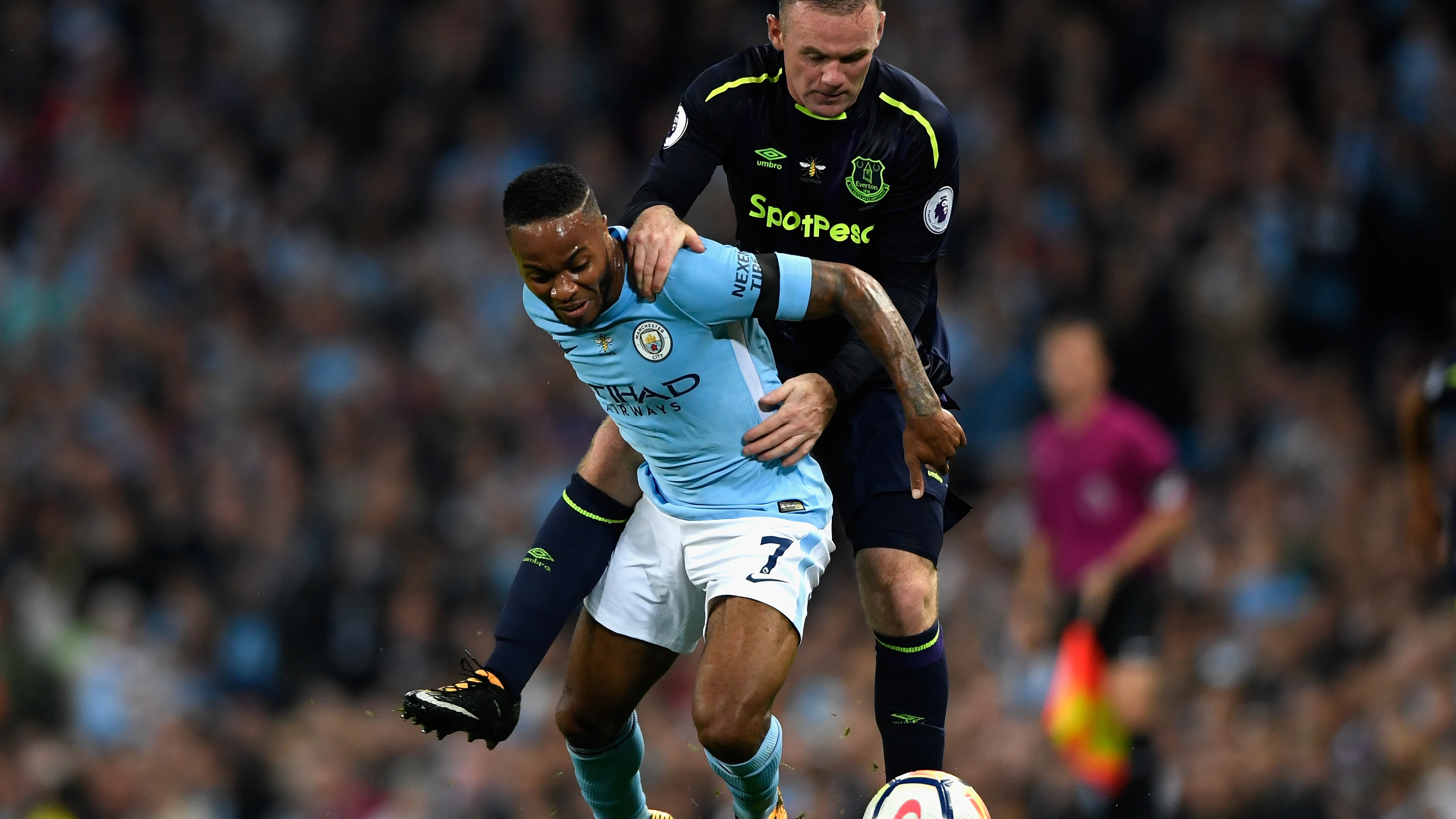 Sterling protege el balón ante Wayne Rooney Sterling protege el balón ante Wayne Rooney