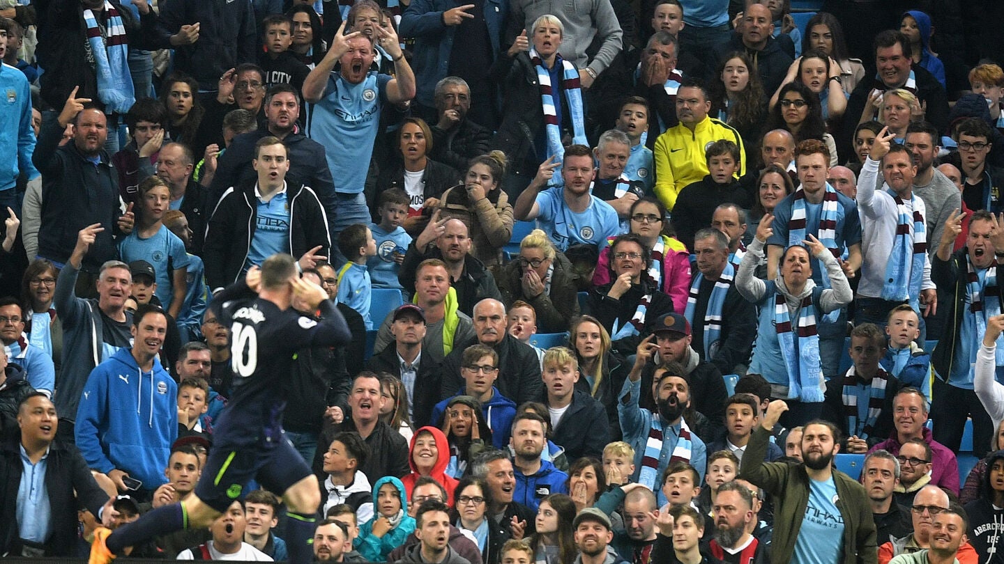 Rooney celebra su gol ante los aficionados del Manchester City