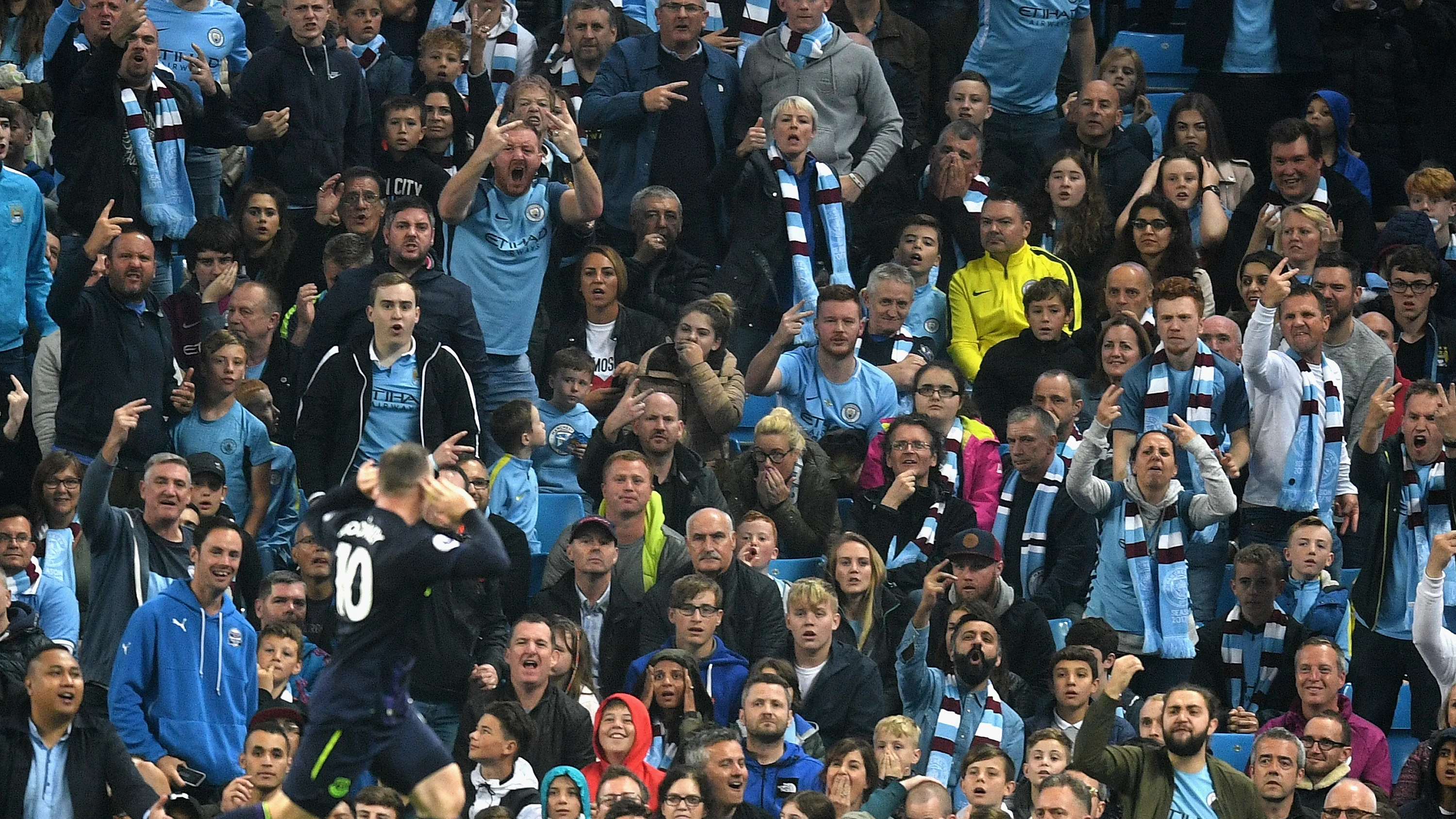 Rooney celebra su gol ante los aficionados del Manchester City