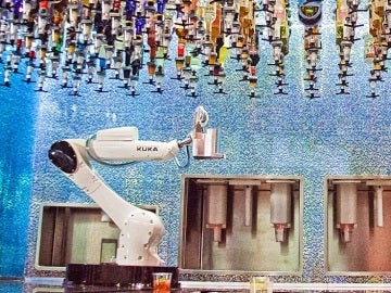 Robots haciendo cócteles
