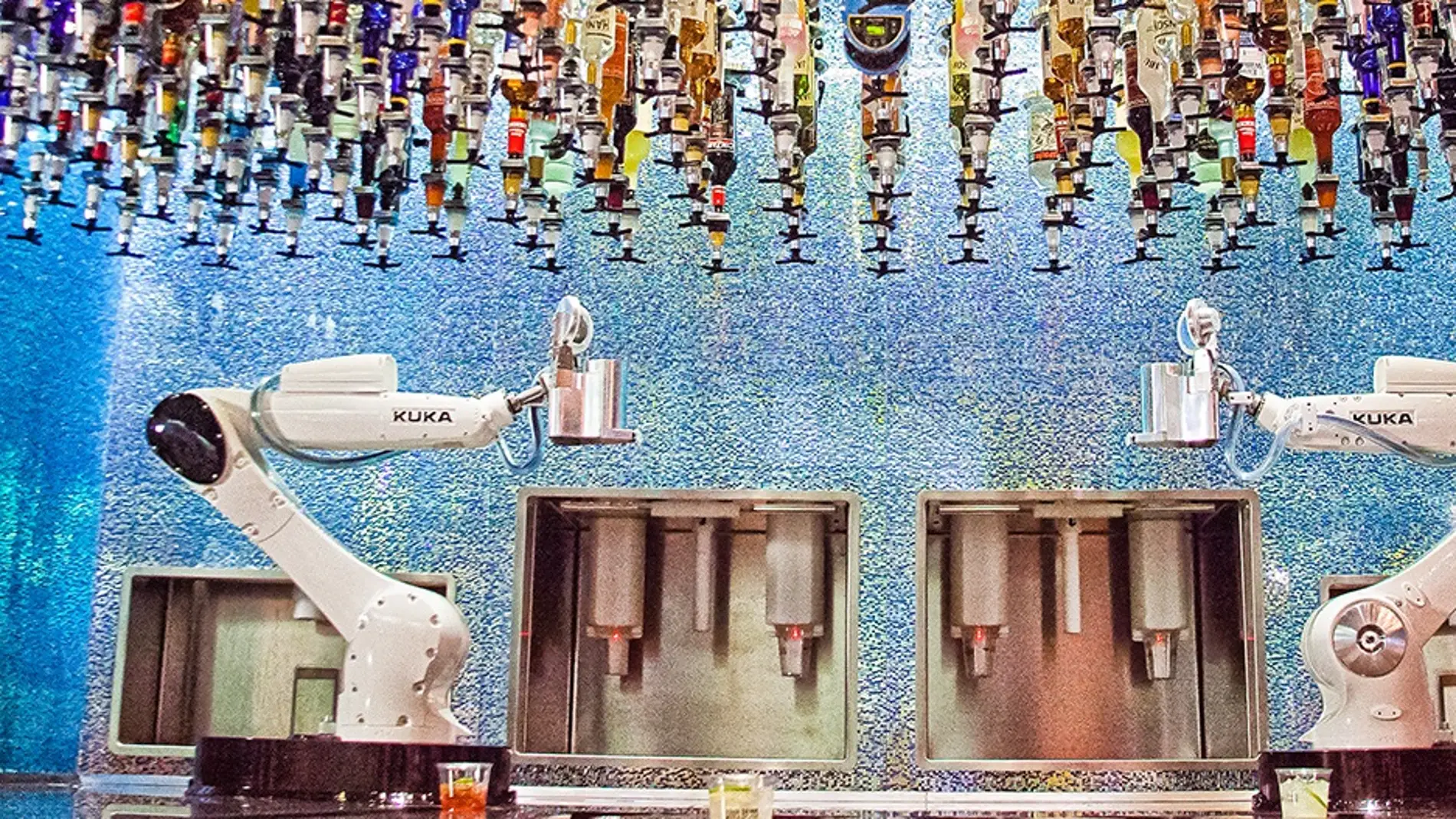 Robots haciendo cócteles