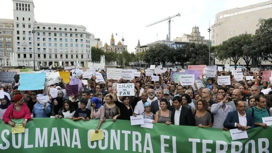 CONCENTRACIÓN COMUNIDAD MUSULMANA EN BARCELONA (22/08/2017) Un momento de la concentración en la Plaza Catalunya de Barcelona con el lema "La comunidad musulmana contra el terrorismo", en la que participan más de 140 entidades y asociaciones musulmanas de la ciudad y alrededores en repulsa por los atentados