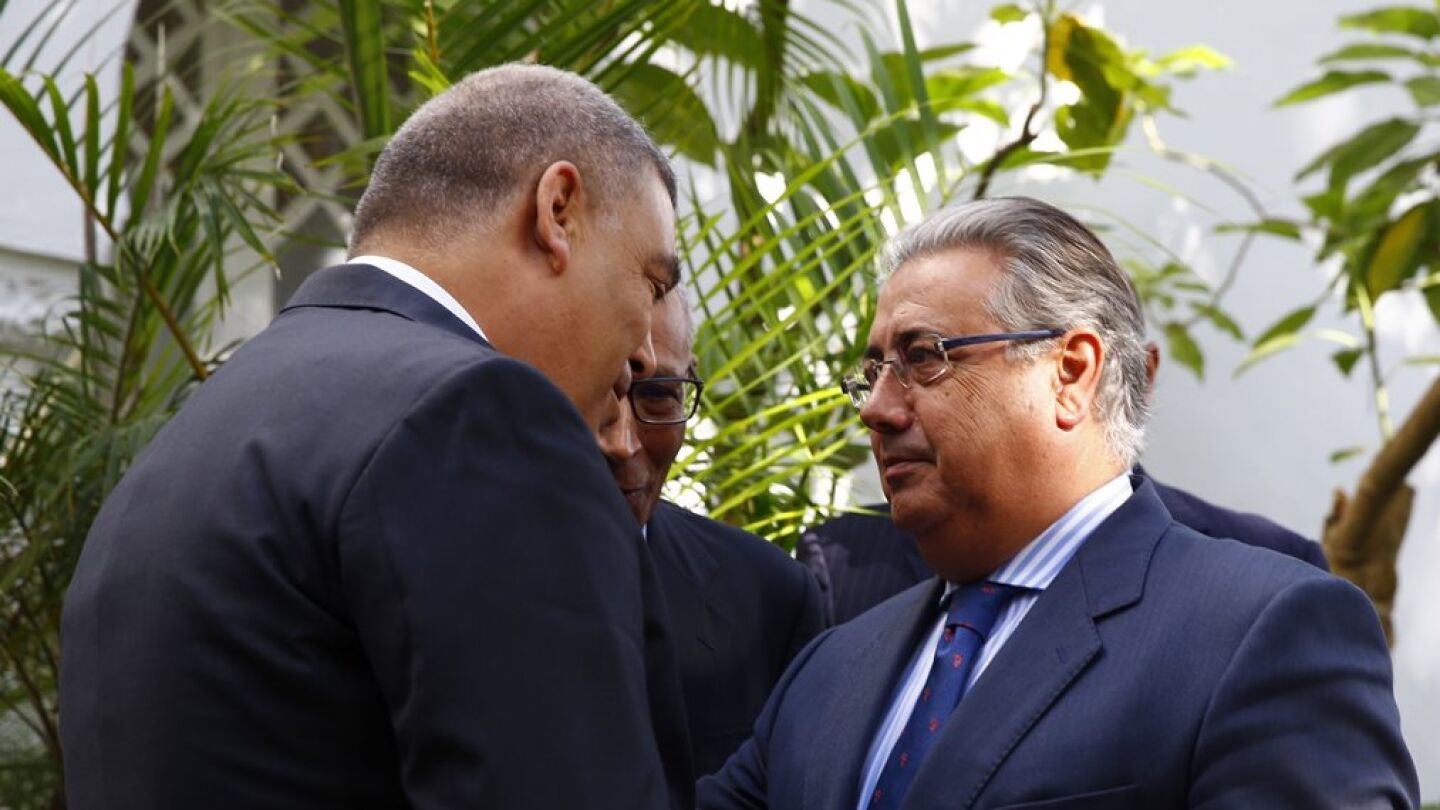 El ministro del Interior, Juan Ignacio Zoido,d, y su hom&oacute;logo marroqu&iacute;, Abdeluafi Laftit