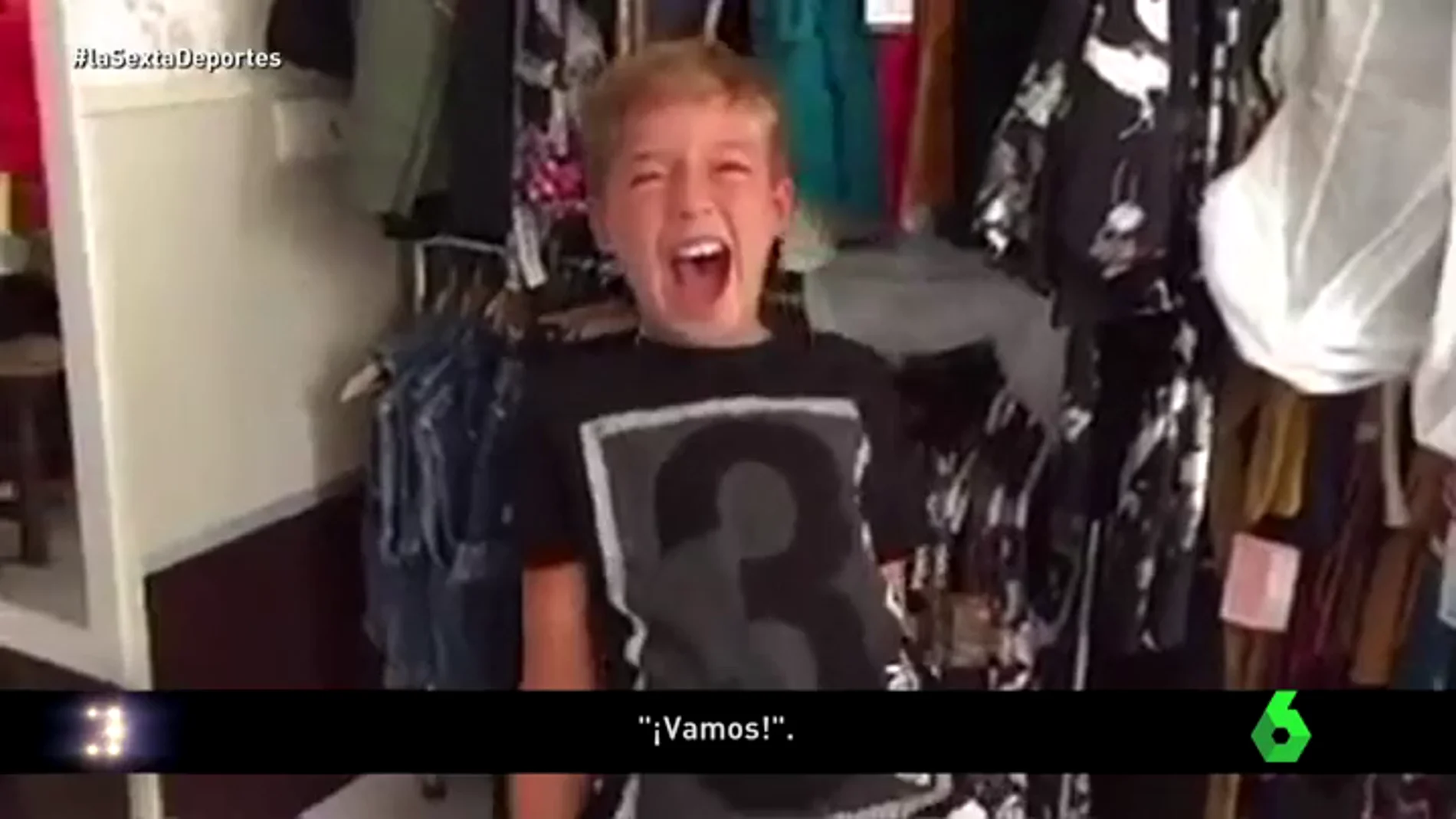 La imperdible emoción de un niño al abrir un regalo y ver la camiseta y el carné del Betis
