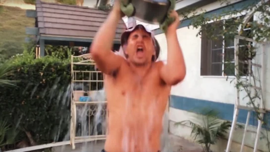 Un joven realiza el reto de 'Hot Water Challenge' Un joven realiza el reto de 'Hot Water Challenge'