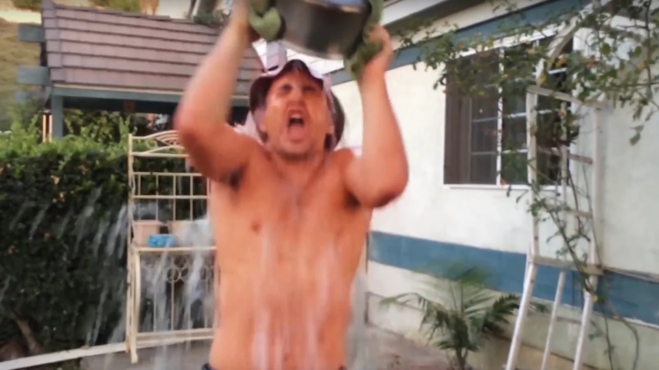 Un joven realiza el reto de 'Hot Water Challenge'