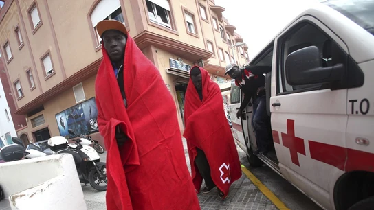 Varios inmigrantes rescatados ayer por Salvamento Marítimo cuando viajaban en una patera en el Estrecho de Gibraltar y que han sido trasladados al puerto de Tarifa Varios inmigrantes rescatados ayer por Salvamento Marítimo cuando viajaban en una patera en el Estrecho de Gibraltar y que han sido trasladados al puerto de Tarifa