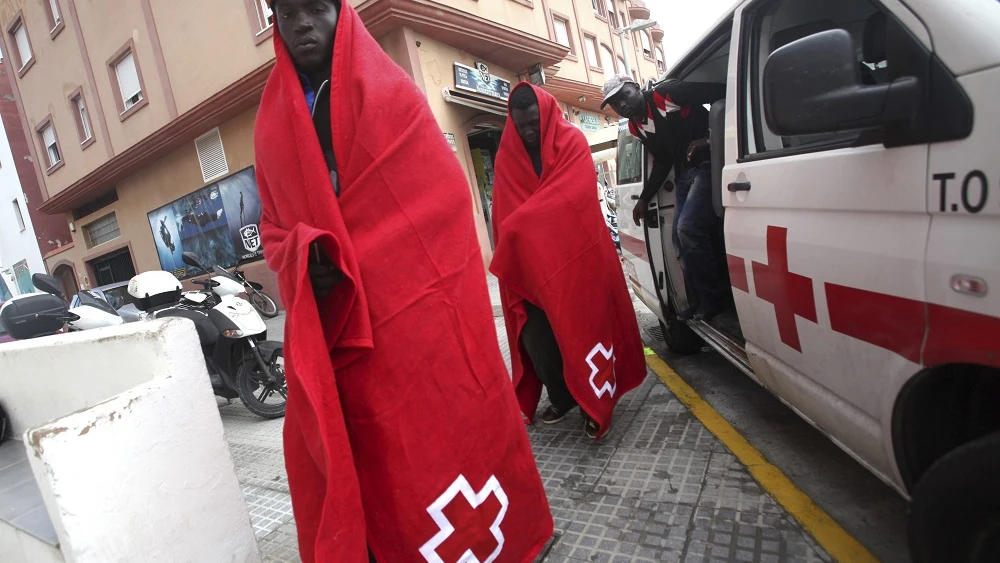 Varios inmigrantes rescatados ayer por Salvamento Marítimo cuando viajaban en una patera en el Estrecho de Gibraltar y que han sido trasladados al puerto de Tarifa