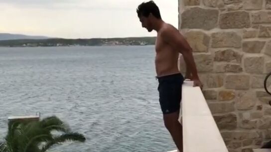Matt Hummels se graba haciendo 'balconing'