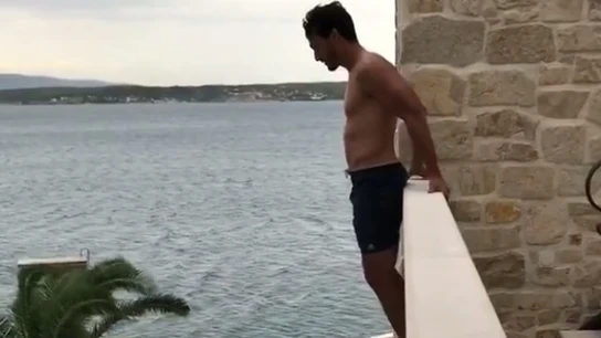 Matt Hummels se graba haciendo 'balconing' Matt Hummels se graba haciendo 'balconing'