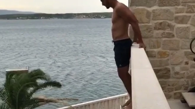 Matt Hummels se graba haciendo 'balconing' Matt Hummels se graba haciendo 'balconing'