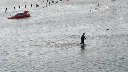 Un agente de policía atraviesa las inundaciones provocadas por la tormenta 'Harvey' en Texas Un agente de policía atraviesa las inundaciones provocadas por la tormenta 'Harvey' en Texas