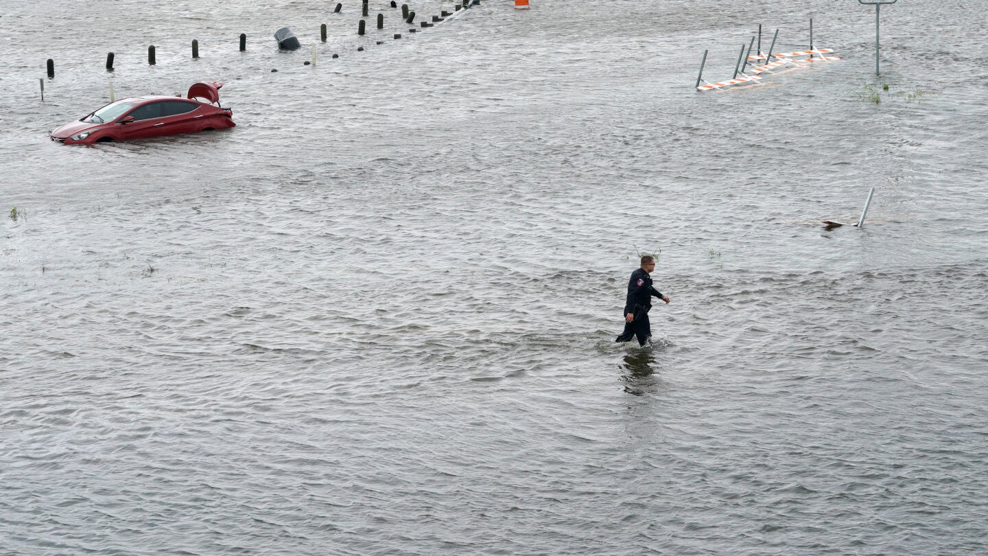 Un agente de polic&iacute;a atraviesa las inundaciones provocadas por la tormenta 'Harvey' en Texas