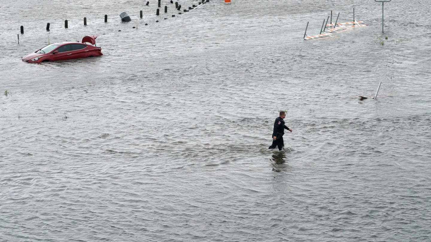 Un agente de policía atraviesa las inundaciones provocadas por la tormenta 'Harvey' en Texas Un agente de policía atraviesa las inundaciones provocadas por la tormenta 'Harvey' en Texas