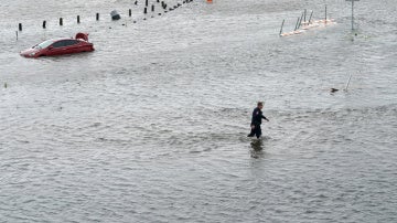 Un agente de policía atraviesa las inundaciones provocadas por la tormenta 'Harvey' en Texas