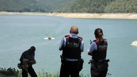Los Mossos d'Esquadra y los Bomberos buscan a los desaparecidos en el pantano de Susqueda (Girona) Los Mossos d'Esquadra y los Bomberos buscan a los desaparecidos en el pantano de Susqueda (Girona)
