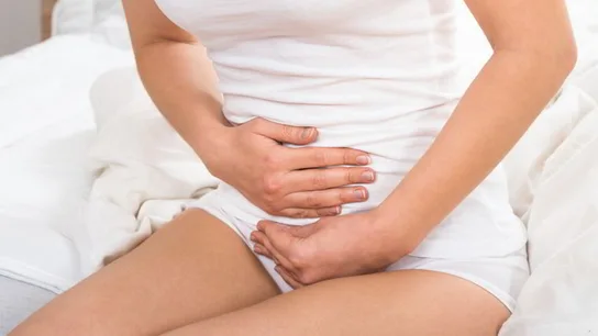Mujer con dolor abdominal Mujer con dolor abdominal