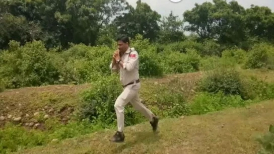 Policía corriendo con una bomba en sus propias manos Policía corriendo con una bomba en sus propias manos