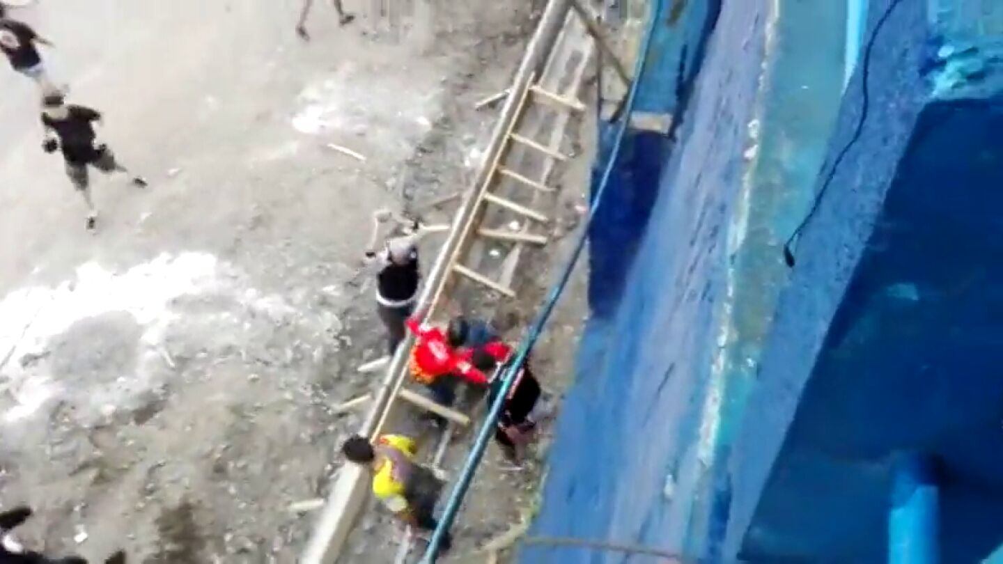 Conmoci&oacute;n en Costa Rica: un ultra intenta matar a otro con una piedra en una batalla campal