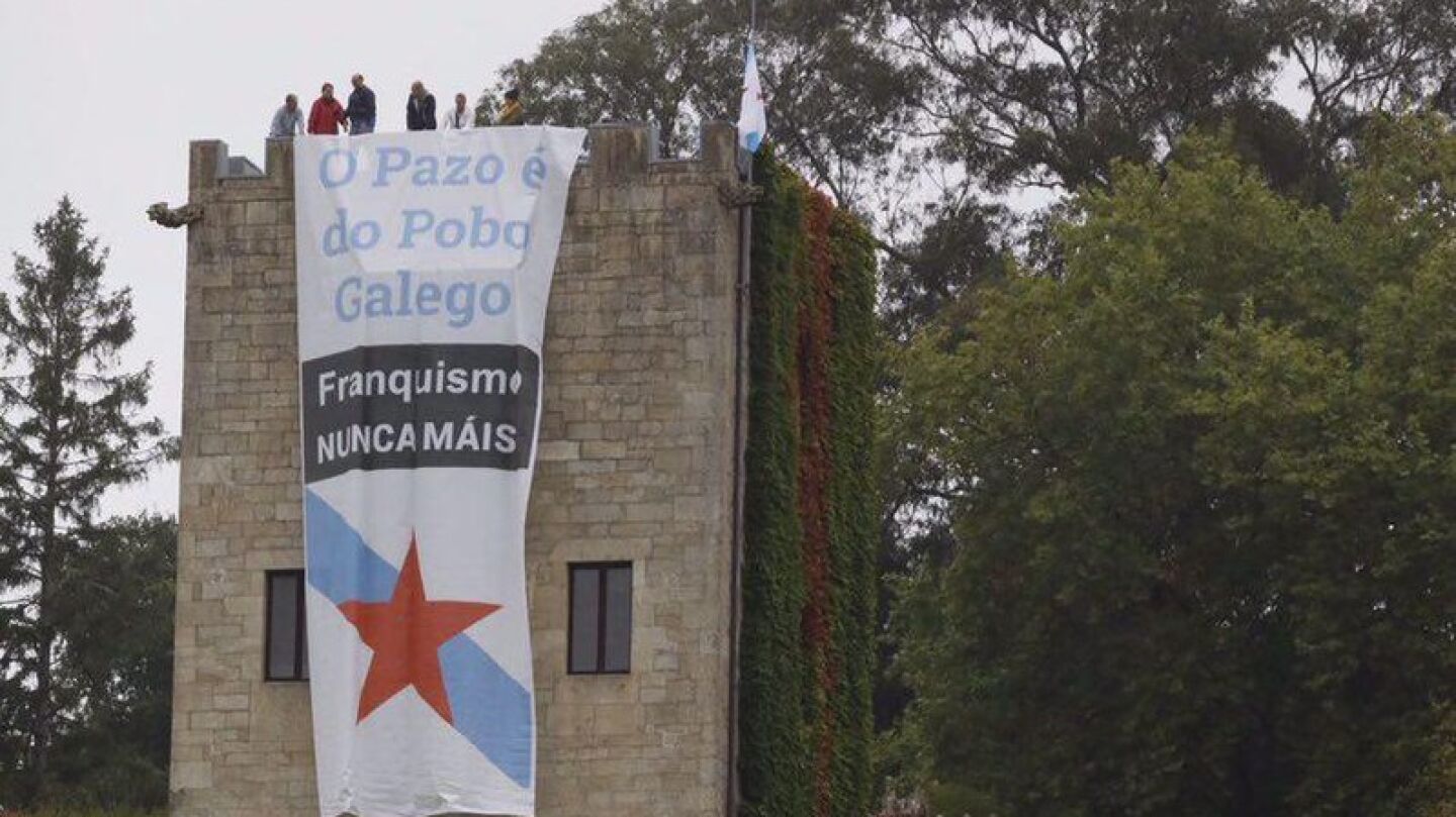 Los dos carteles que el BNG ha colocado en el Pazo de Meir&aacute;s