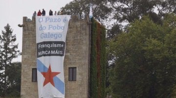 Los dos carteles que el BNG ha colocado en el Pazo de Meirás