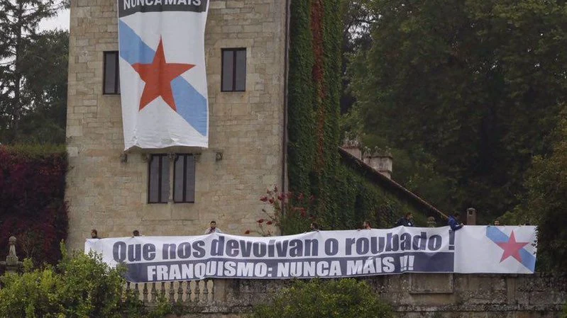 Los dos carteles que el BNG ha colocado en el Pazo de Meirás