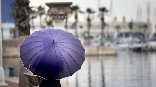 Un hombre se resguarda de la lluvia Un hombre se resguarda de la lluvia