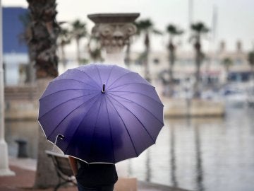 Un hombre se resguarda de la lluvia Un hombre se resguarda de la lluvia