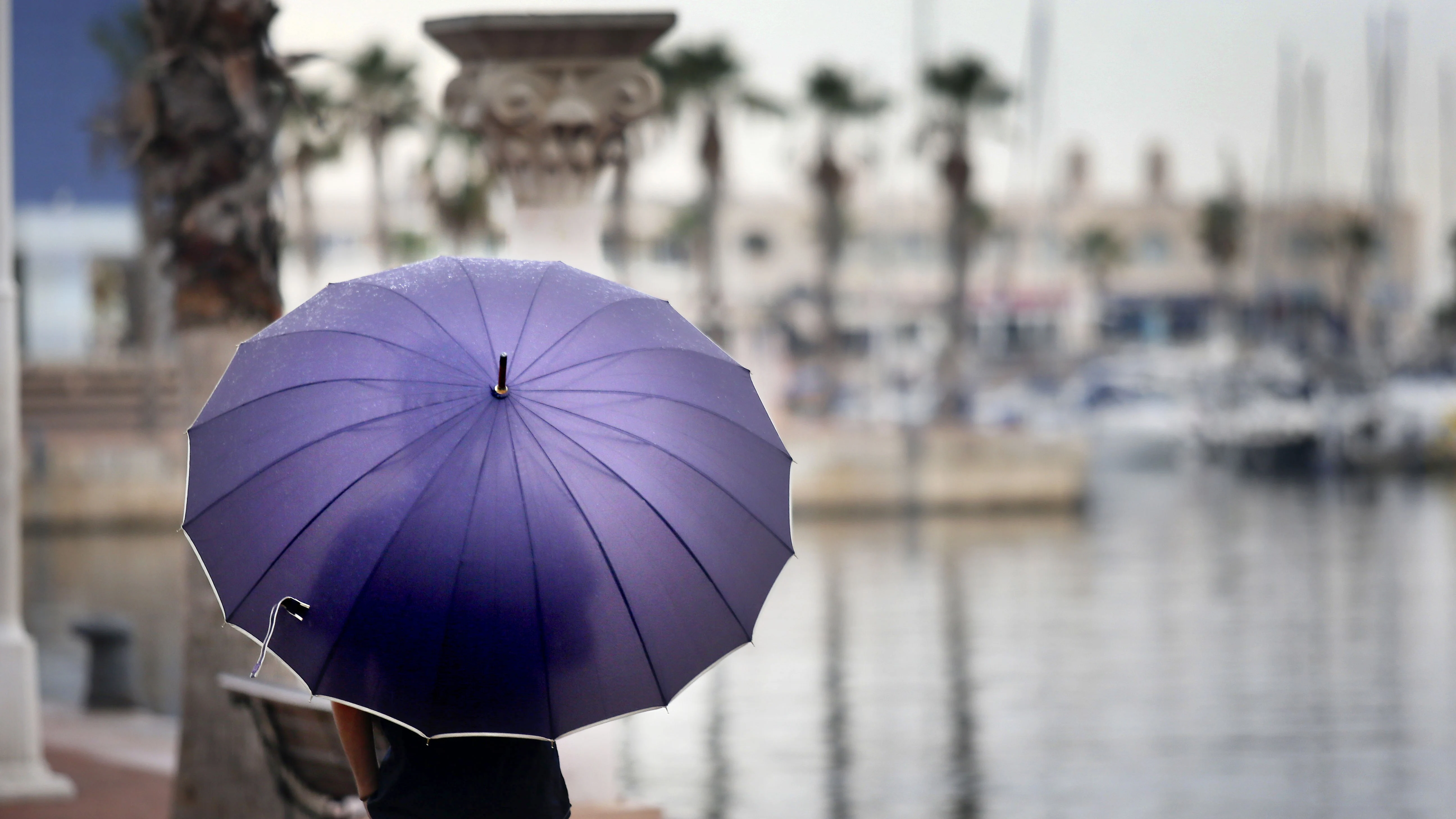 Un hombre se resguarda de la lluvia