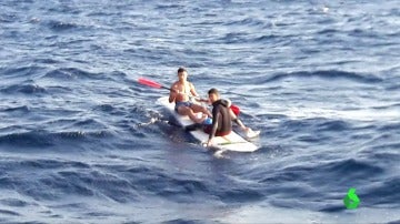 Migrantes sobre una tabla de surf