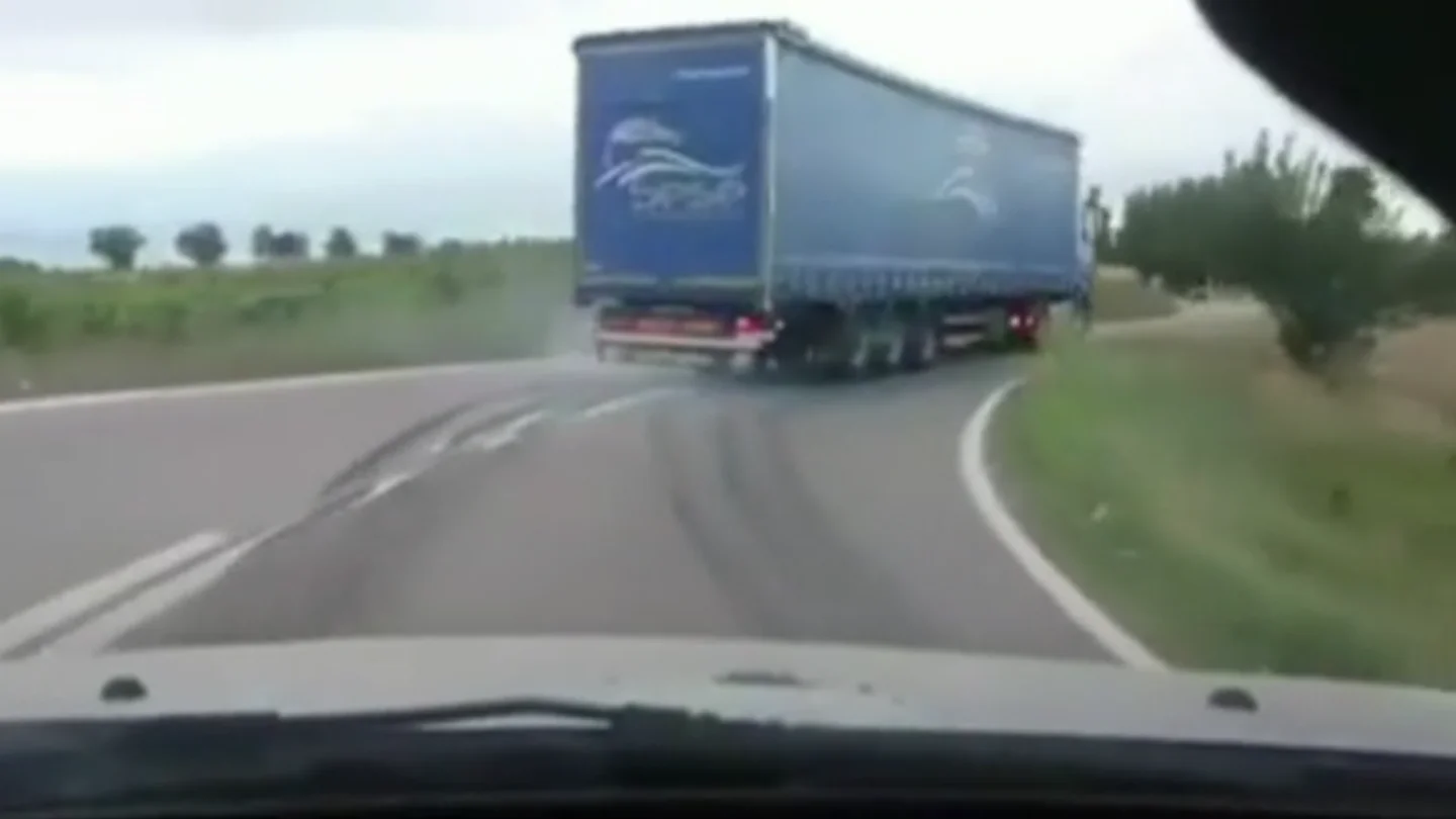 Los Mossos investigan el video de un camion derrapando y haciendo eses por una carretera catalana Los Mossos investigan el video de un camion derrapando y haciendo eses por una carretera catalana