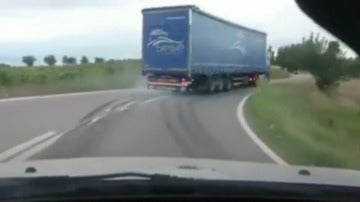 Los Mossos investigan el video de un camion derrapando y haciendo eses por una carretera catalana 