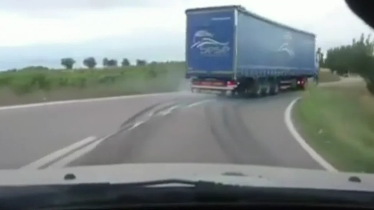 Los Mossos investigan el video de un camion derrapando y haciendo eses por una carretera catalana 