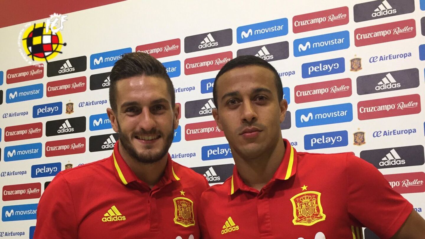 Koke y Thiago Alc&aacute;ntara en rueda de prensa