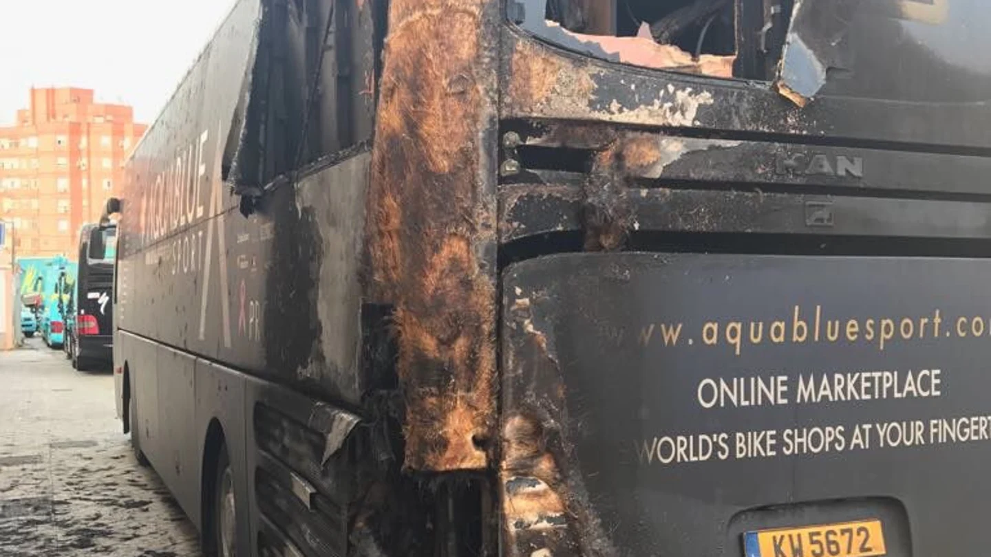 Así apareció el autobús del Aqua Blue Sport Así apareció el autobús del Aqua Blue Sport