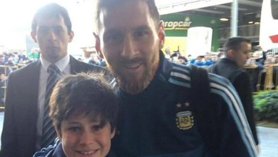 Messi posa con el pequeño en Montevideo Messi posa con el pequeño en Montevideo
