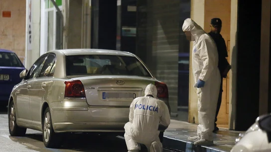 Agentes de la Policía Científica inspeccionan las inmediaciones de la vivienda en Elda Agentes de la Policía Científica inspeccionan las inmediaciones de la vivienda en Elda