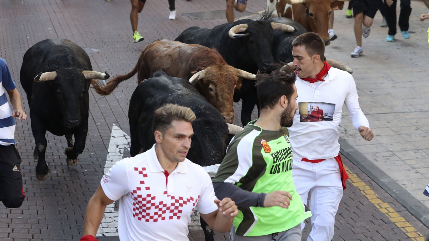 Unos mozos corren delante de un toro hoy durante el &uacute;ltimo encierro de San Sebasti&aacute;n de los Reyes