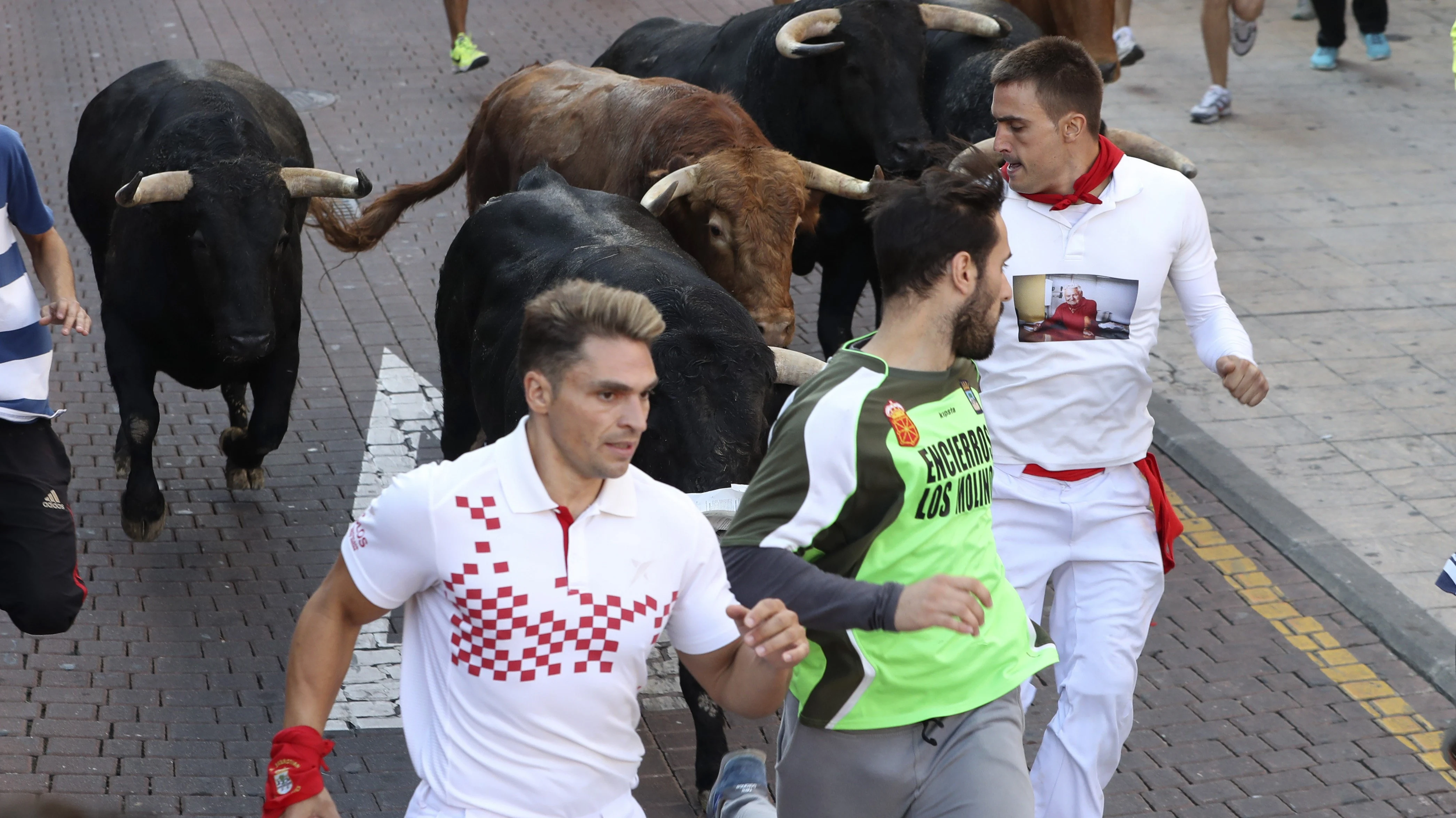 Unos mozos corren delante de un toro hoy durante el último encierro de San Sebastián de los Reyes