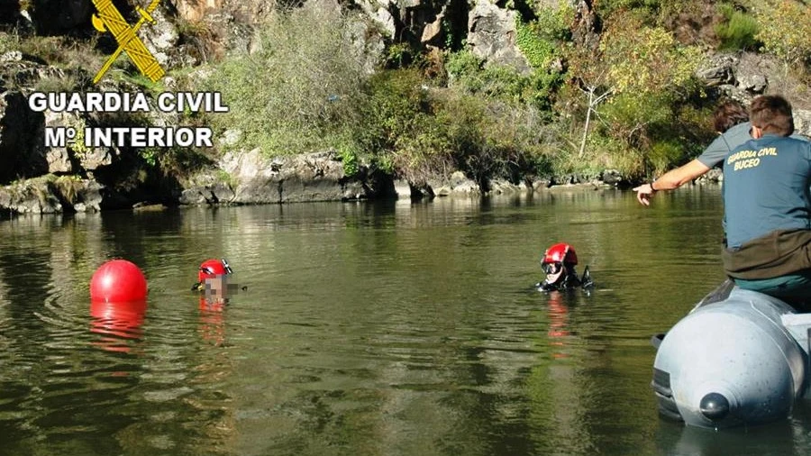 La Guardia Civil trabajando en las aguas donde se han encontrado los restos