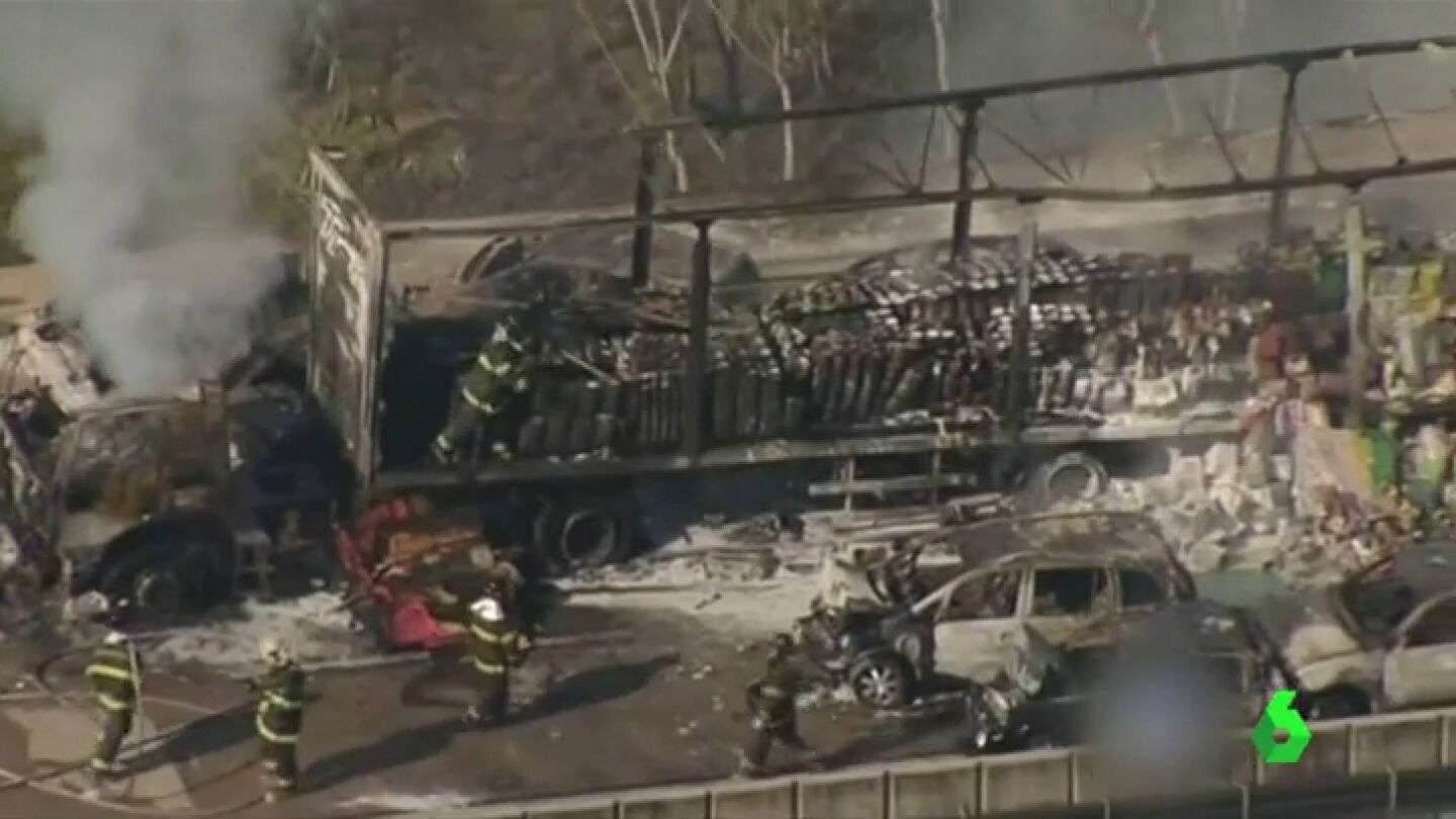 Dos muertos y 20 heridos tras un incendio provocado por un accidente en cadena en S&atilde;o Paulo 
