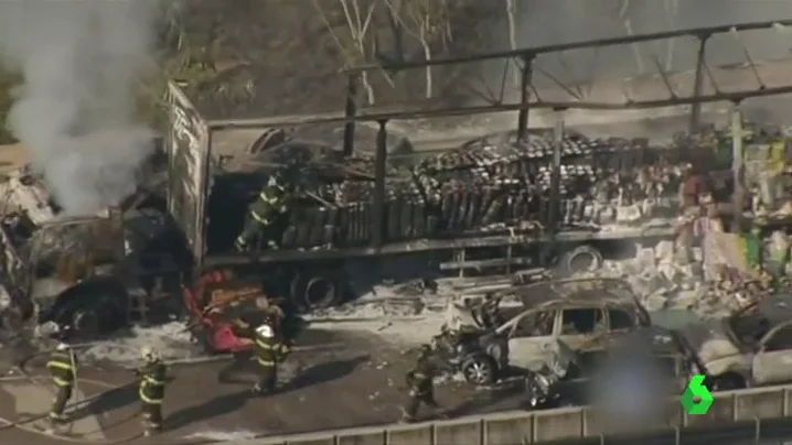 Dos muertos y 20 heridos tras un incendio provocado por un accidente en cadena en São Paulo Dos muertos y 20 heridos tras un incendio provocado por un accidente en cadena en São Paulo