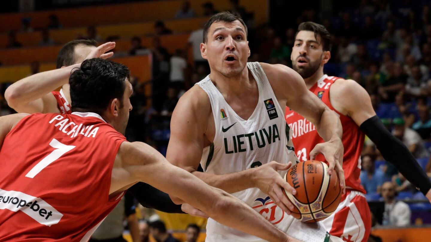 Jonas Maciulis intenta penetrar a canasta ante la defensa de Pachulia