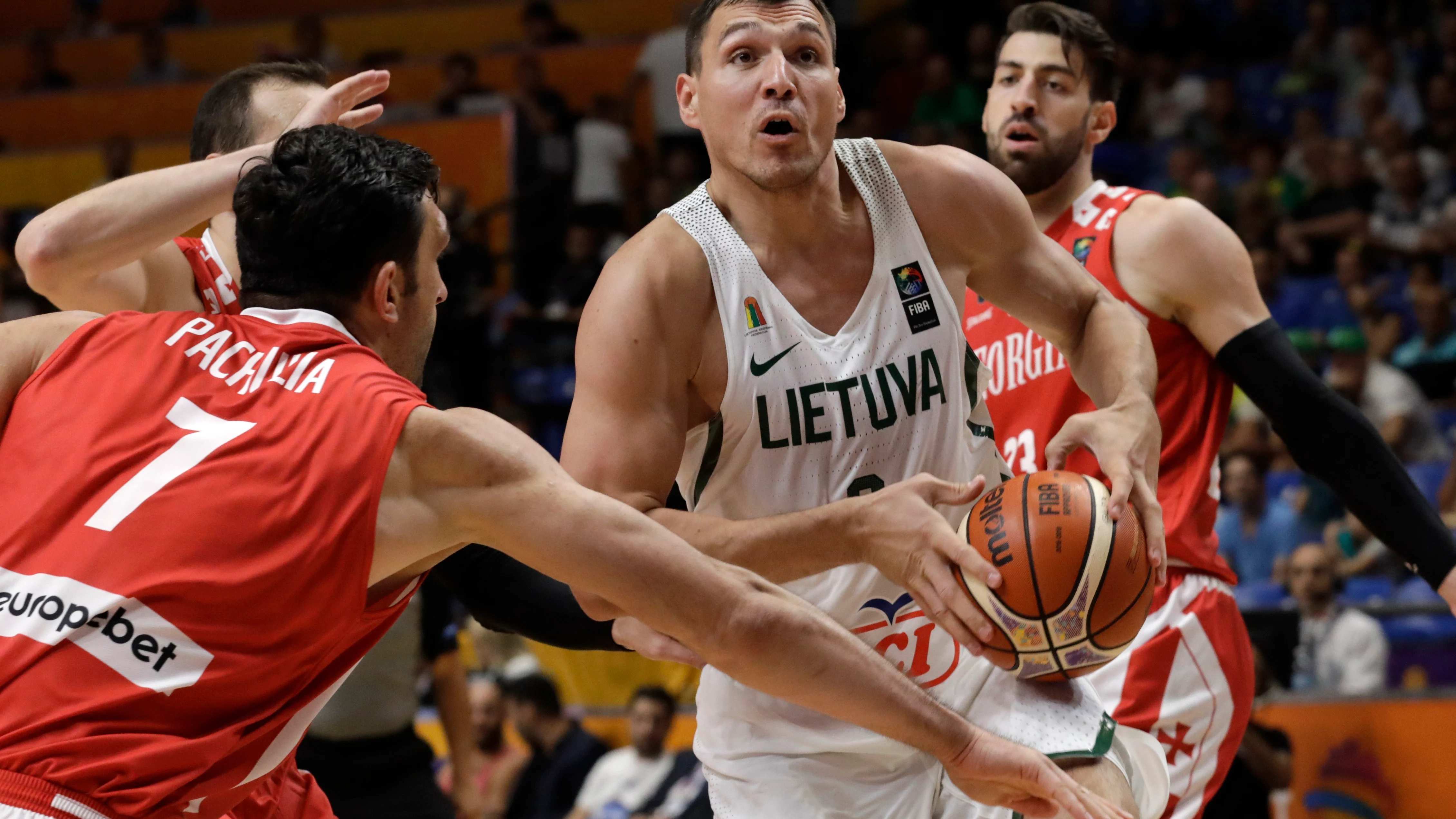 Jonas Maciulis intenta penetrar a canasta ante la defensa de Pachulia Jonas Maciulis intenta penetrar a canasta ante la defensa de Pachulia