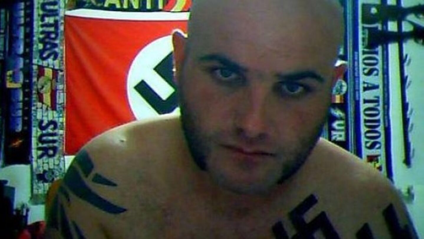 Miguel Antonio Requera, 'El Rambo del Bierzo', rodeado de simbolog&iacute;a nazi