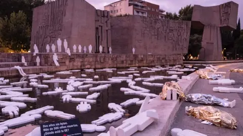 Homenaje de una playa en Madrid con cerca de 500 siluetas, una por cada niño refugiado muerto en el Mediterráneo Homenaje de una playa en Madrid con cerca de 500 siluetas, una por cada niño refugiado muerto en el Mediterráneo